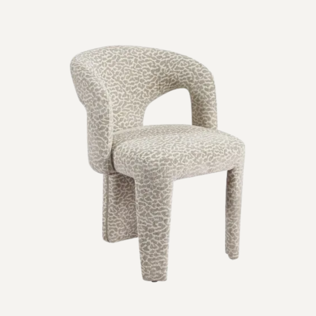 Liana – Fauteuil design rembourré aux motifs léopard et aux formes sculpturales