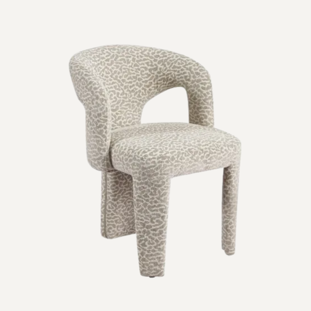 Liana – Fauteuil design rembourré aux motifs léopard et aux formes sculpturales