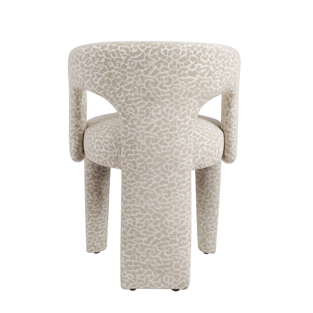 Liana – Fauteuil design rembourré aux motifs léopard et aux formes sculpturales